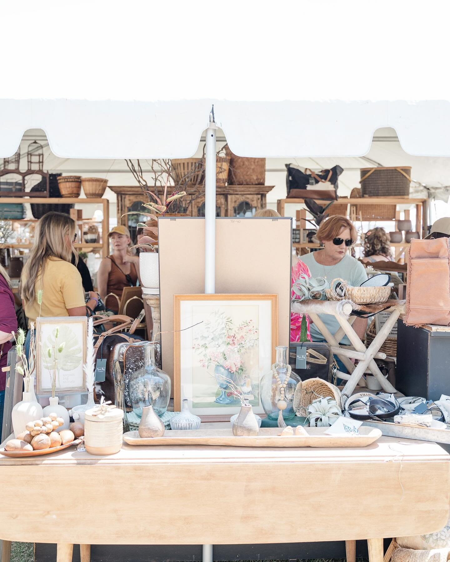 Hey Early Birds! 🕊️ Be the first to shop all the Flea Market treasures on Saturday, May 11 from 8am-10am. Early Bird tickets are valid for the rest of the weekend too 😊 Raise your hands in the comments if you&rsquo;ll be the first in line!!