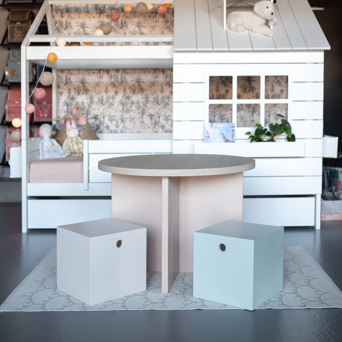 muba round table and seats 2.jpg