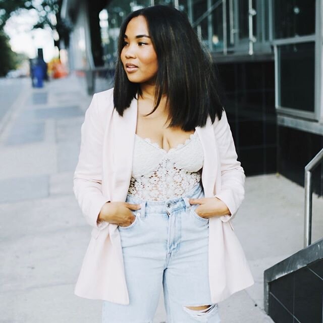 Can I still wear a blazer during summer? The answer is YES! sharing 3 tips to keep in mind while blazer shopping during warmer months. Link in bio! @liketoknow.it #liketkit http://liketk.it/2QCBK 📷: @herhues_