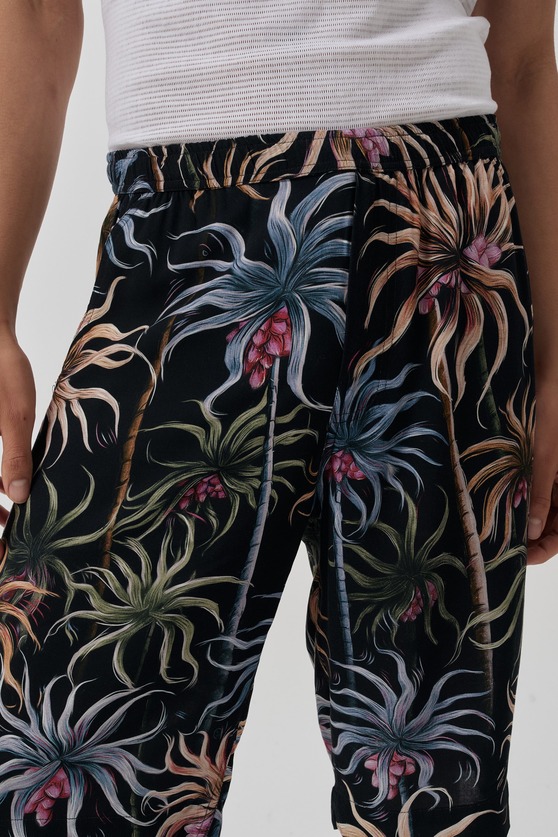 EJ_AW22_NIGHT PALM_BS00004.jpg