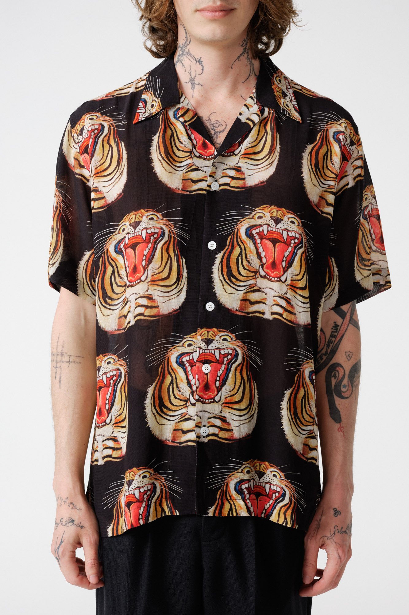 endless-joy-tigre-black-silk-rayon-short-sleeve-shirt-front-detail
