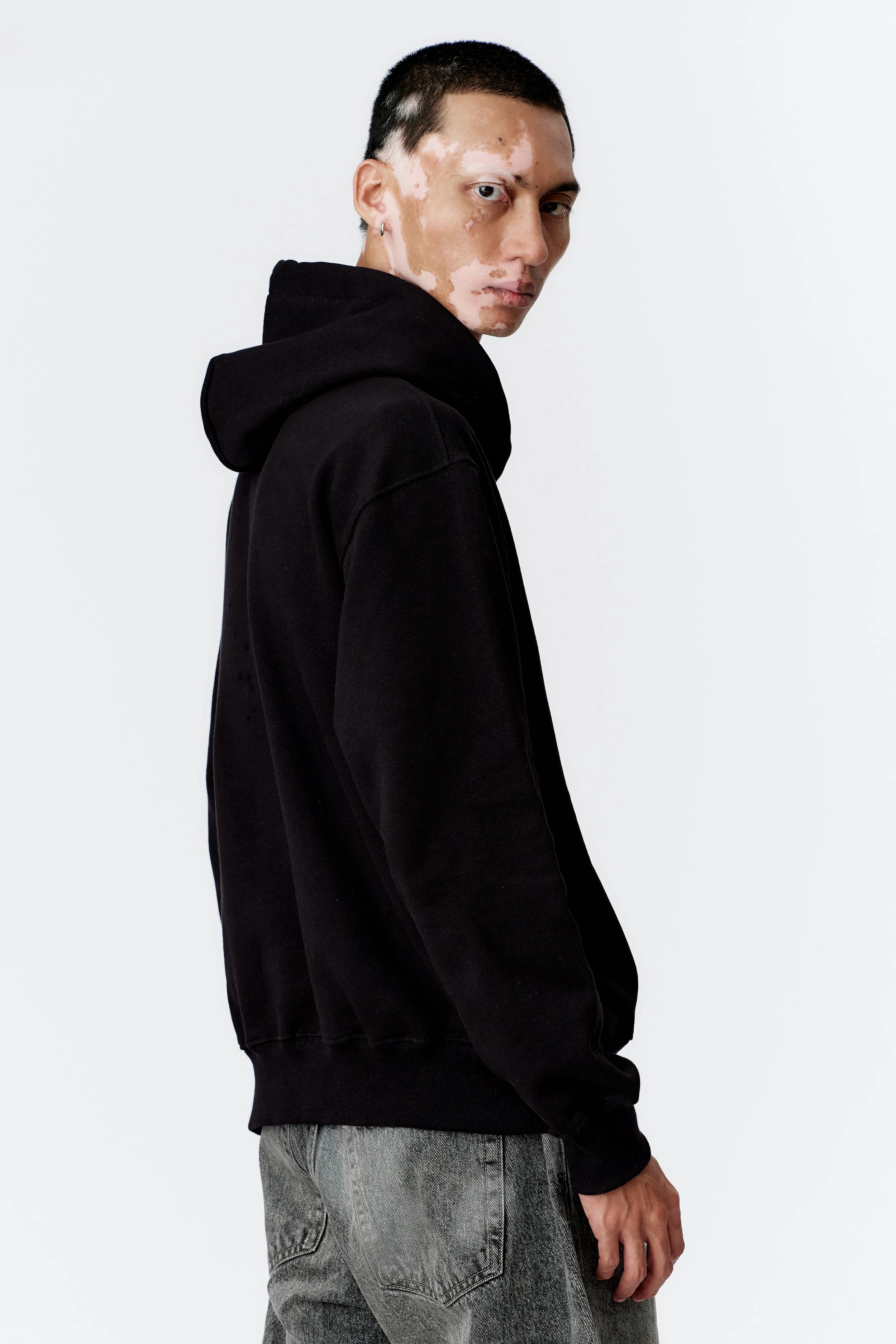 Side view Relaxed silhouette sleeves and hoodie black organic cotton hoodie