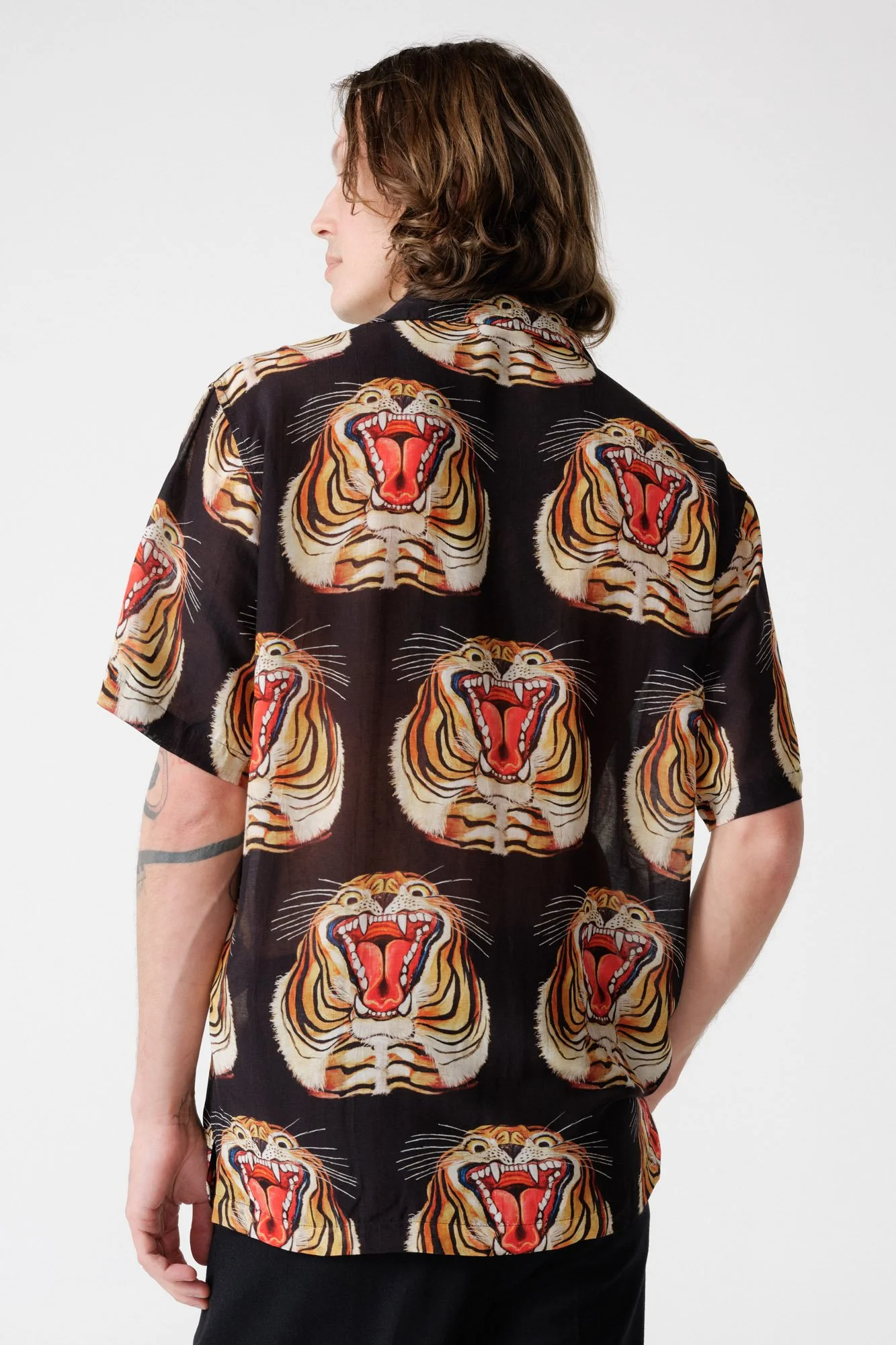 endless-joy-tigre-black-silk-rayon-short-sleeve-shirt-back-art-detail