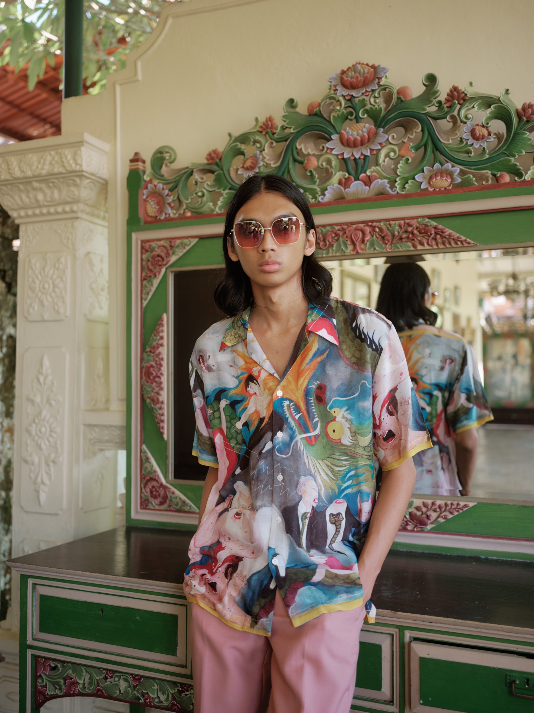 model wearing sunglasses wearing the original painting kungfu by alexandra anderson in bali for endless joy bruce lee painted shirt