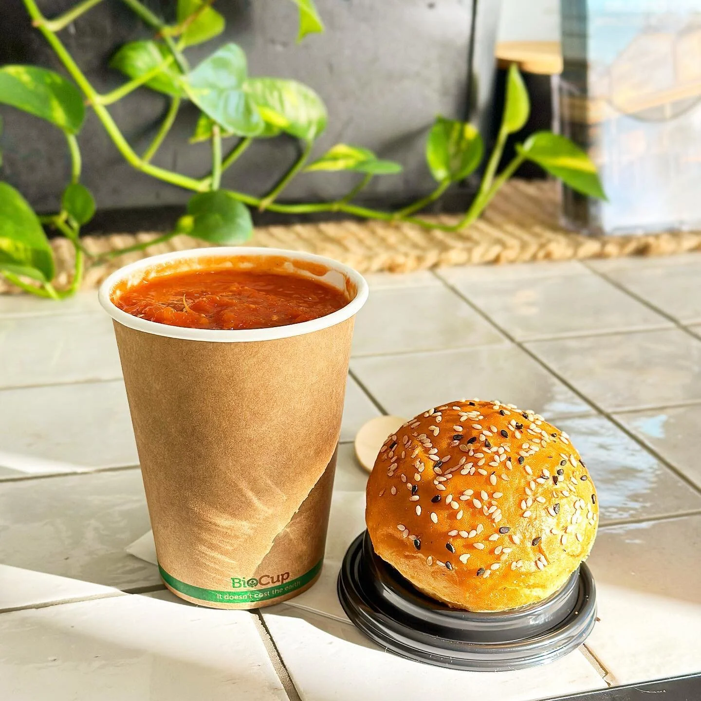 ✨ NEW AT TRAIN ST ✨

Tomato &amp; Bacon Soup w/ a bread roll 

Perfect for a light meal, in the office, on the go or for a quick dine in meal. Heated and ready to go, you&rsquo;ll be on your way in no time. 🤤

#soupoftheday #takeaway #dinein #soup #