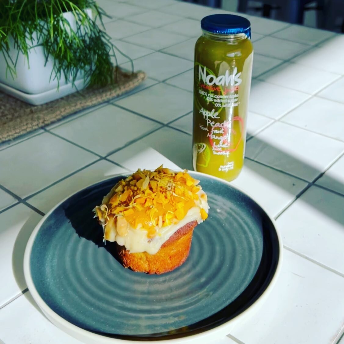 Enjoy a delicious Mango, Caramel, Macadamia cake along side a refreshing Noah&rsquo;s Green Juice! 
Happy Monday from Mossy on Train
.
.
.
.
.

#southcoastnsw #seeyouatthemossy #nsw #whattoeat #mossycafe #seeyouatthemossy #cafe #coffee #broulee #moss