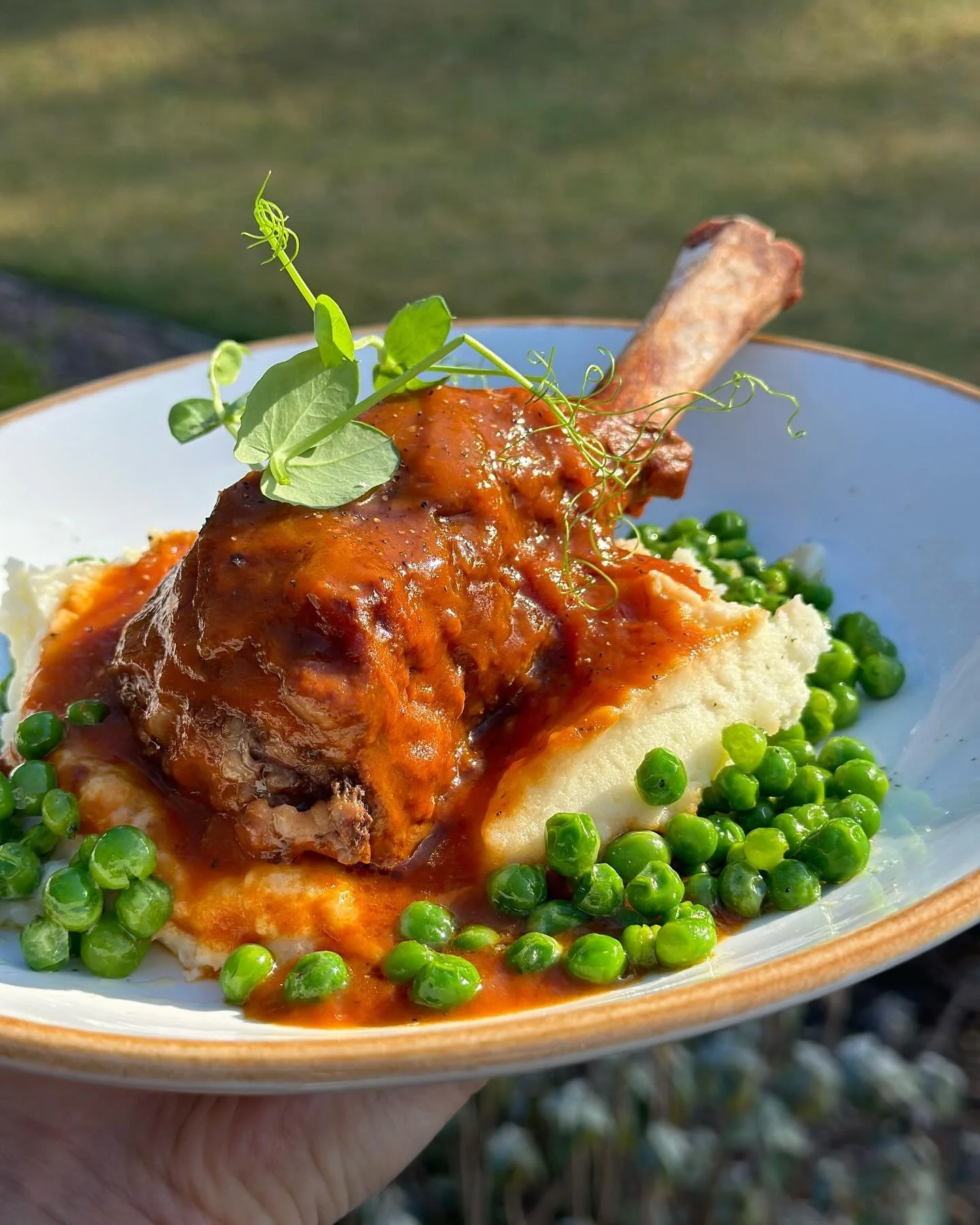 Oh yes we did!!! Winter warmer special at Mossy on Gardens!! ππ½ππ½
Lamb shanks, creamy mash and buttered peas π‍βοΈπ‍βοΈ
#lambshanks #lunchspecial #yeschef #mossyspecial