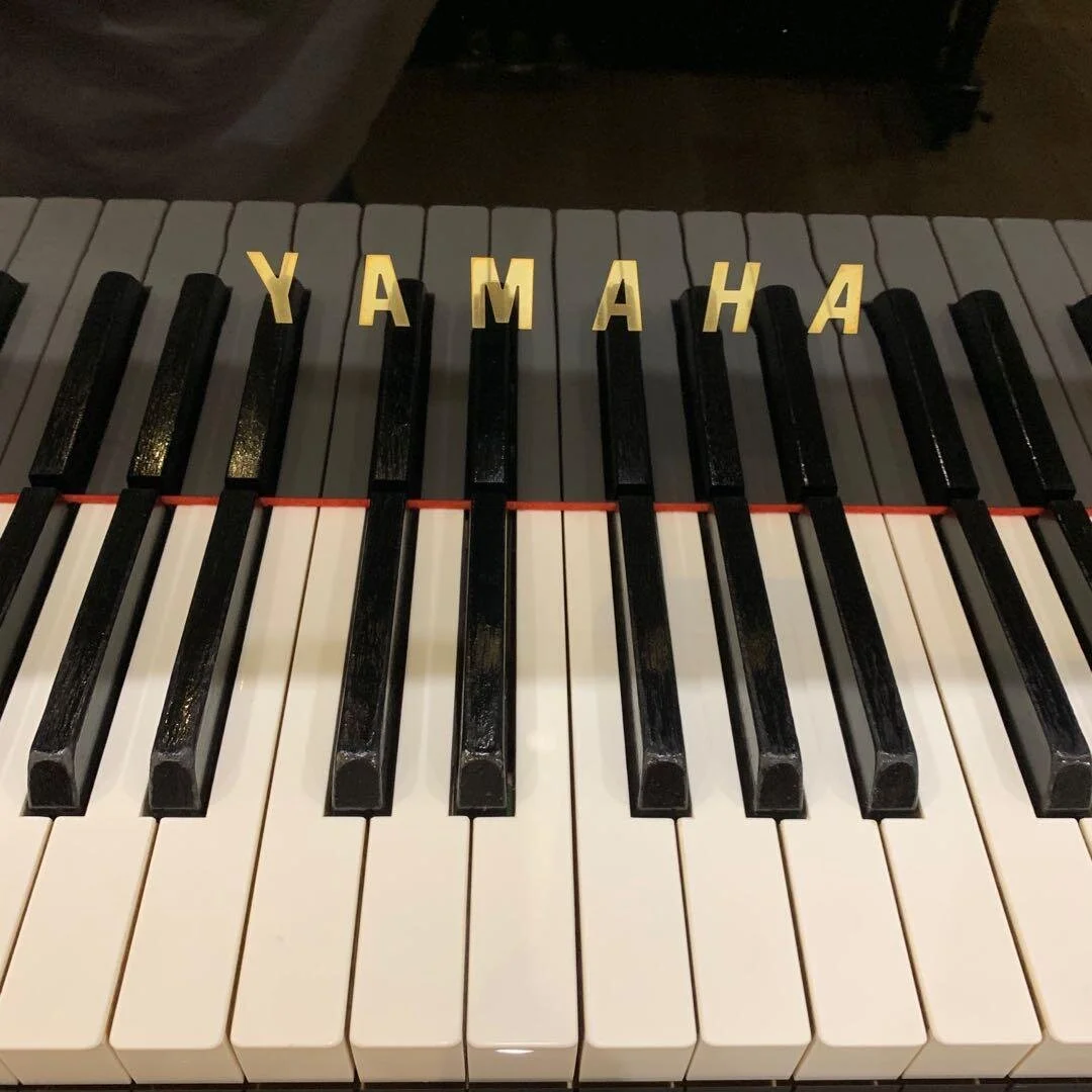 Yamaha-C7-227cm-grand-piano-made-in-japan-fallboard-logo.jpg