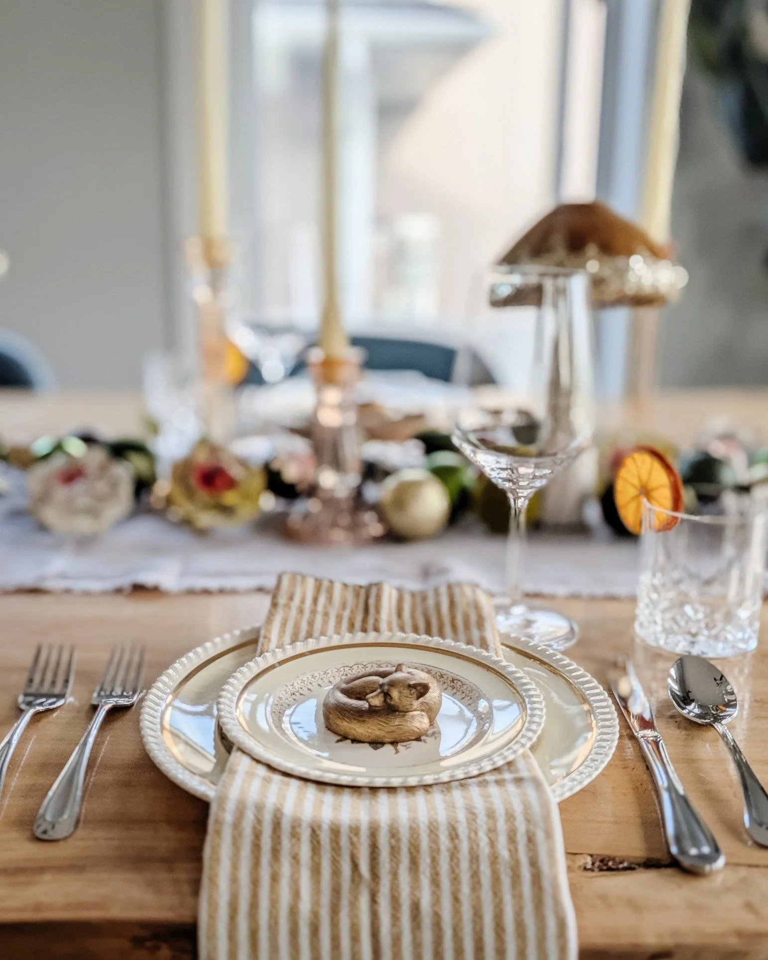 HAPPY THANKSGIVING EVEYONE. We are so deep into prepping for Christmas that that is all you're getting; inspiration from our floral vintage theme that can be used any time of the year and fit the season. 
Whoever is at your table this weekend, we hop