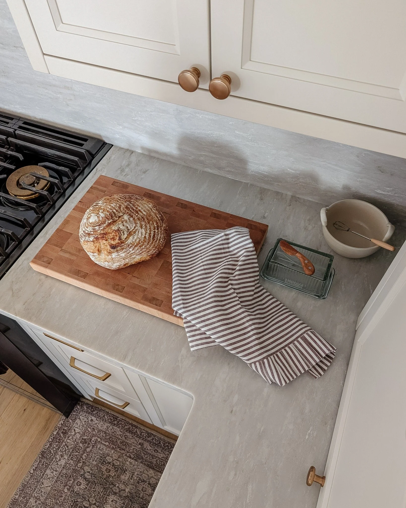 Baking is a breeze when you have the right tools. The kitchen at #lhdlookatthebrightside has a spot dedicated to the @kitchenaid_ca  because it makes it easier to pull out for use and just push back into its corner. 
It's important to know what works