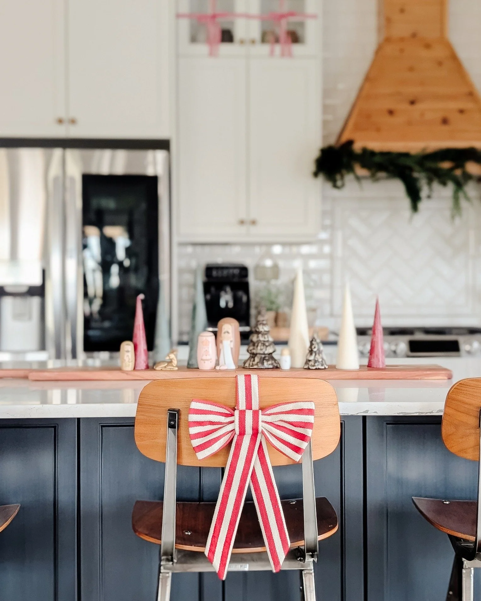 You know I'm all 'bout the bows, 'bout the bows, no treble. Certainly true for this Christmas -there are bows everywhere!! Make sure you come to the Home Tour on November 12th (free, sign-up required) to get inspired, try our Gloegg, gingerbread, and