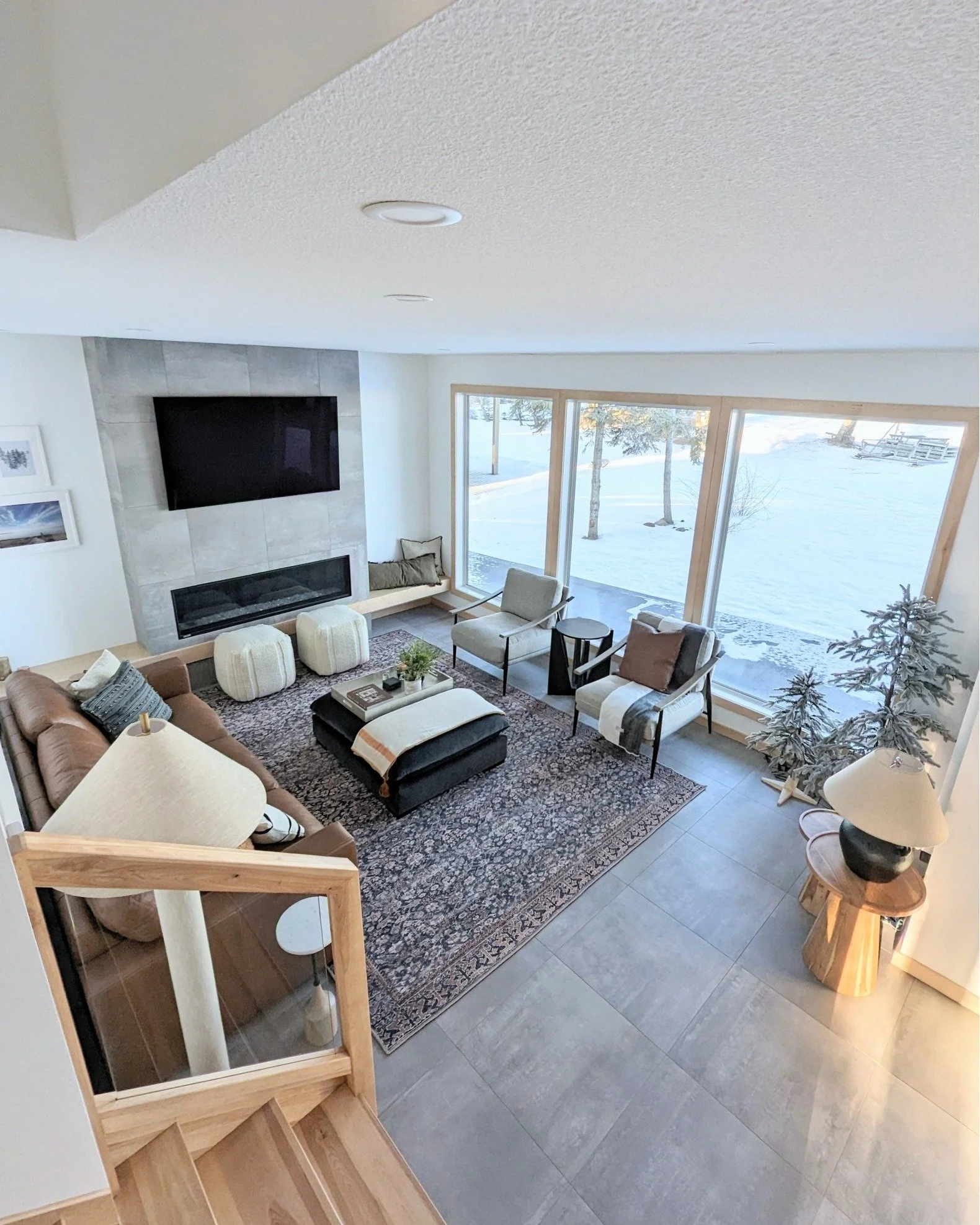 Same room, summer and winter. No wonder we decorate differently in the winter time with textures, string lights, candles, colours, adding as much warmth as possible to get us through the cold season.
#liliidaehomeanddesign #lhdtakemetothelake #saskat