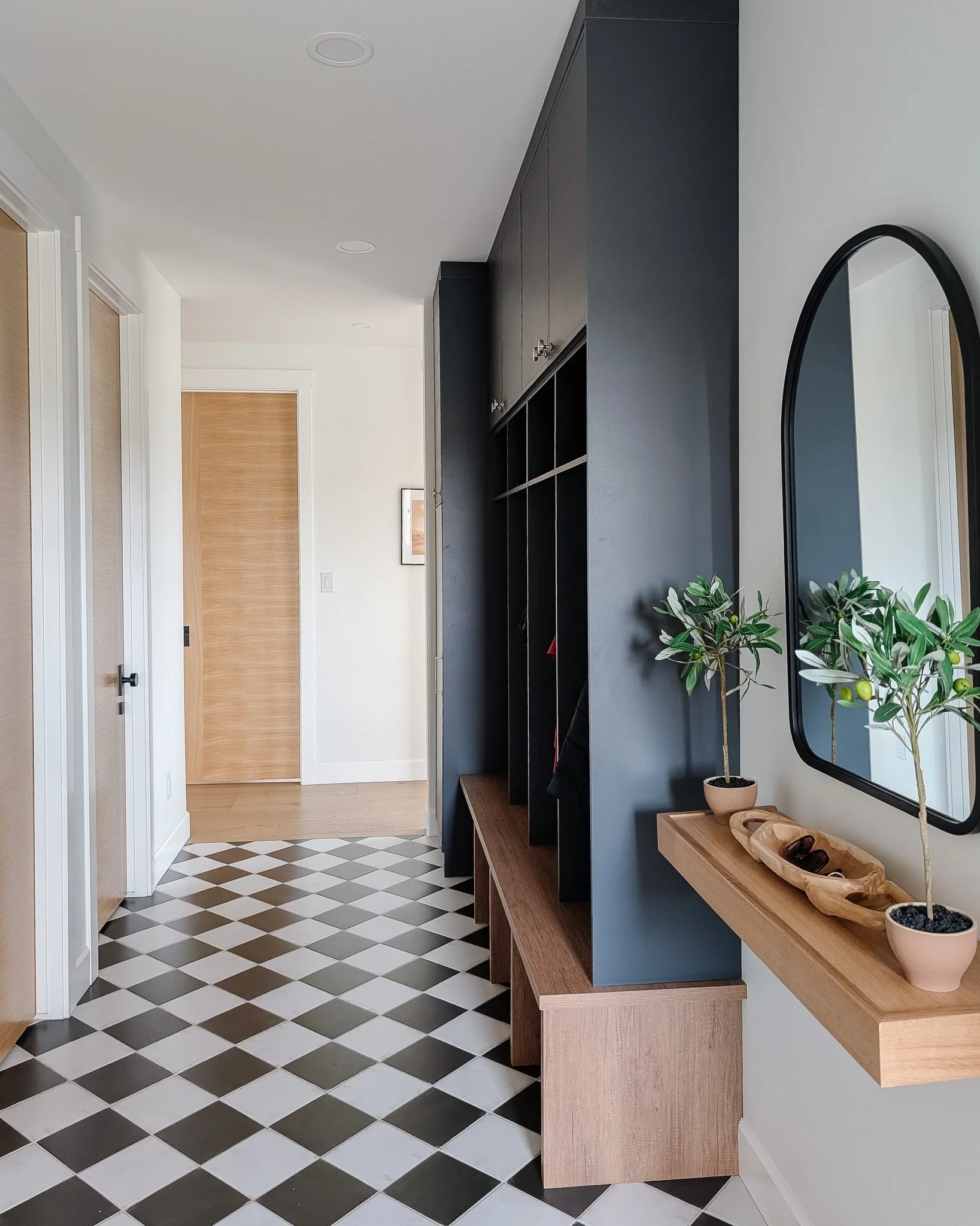 Mudroom of dreams; a place for everyone's jackets and boots, storage behind doors, a drop spot for keys, and a mirror to check your face (or teeth if you're over forty) before leaving the house.
#liliidaehomeanddesign #lhdrealtybythecreek #saskatchew