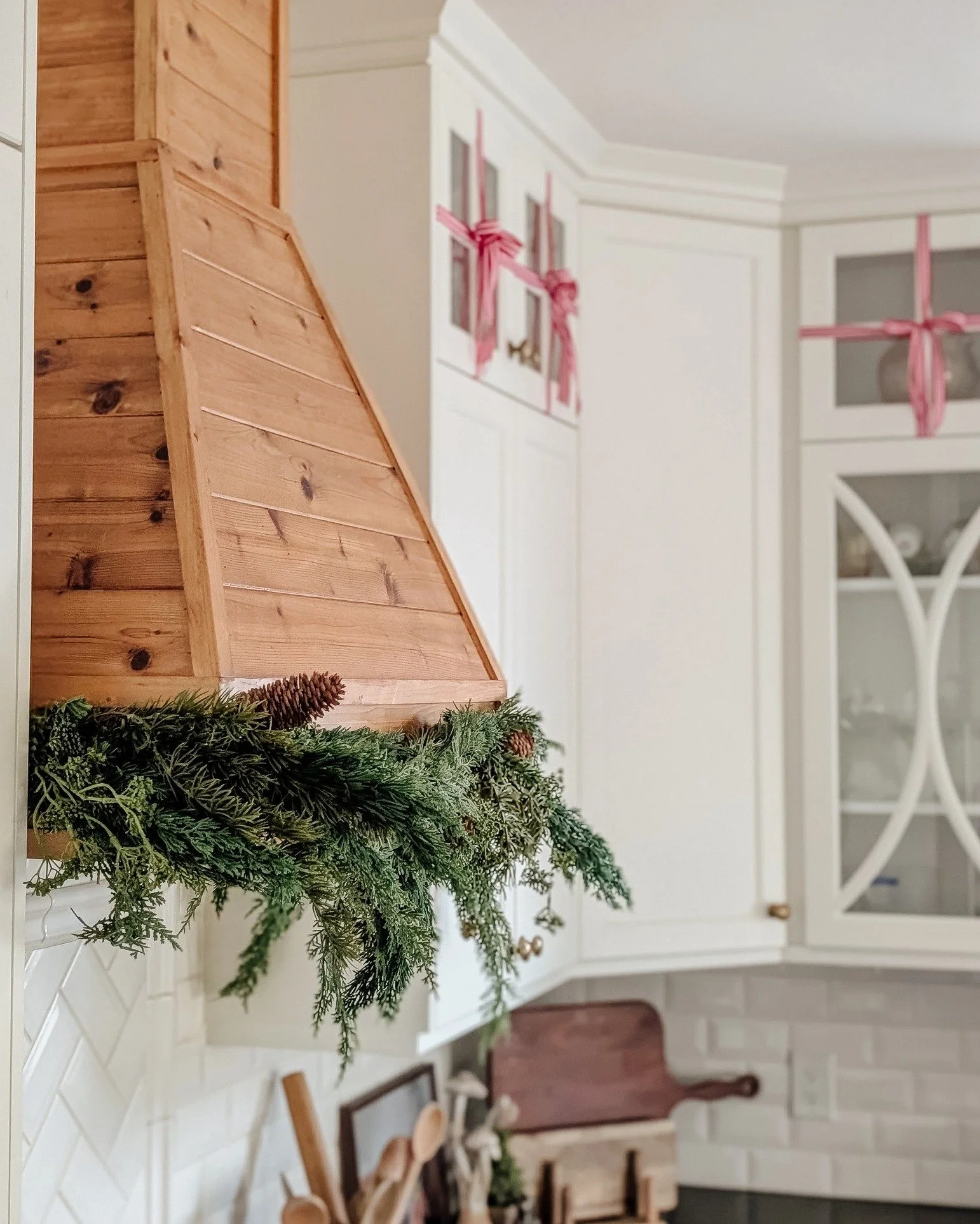 Are you ready for the holidays? Ready to fill your home with people and good smells of cooking and treats? I even have my turkey in the freezer ready to go! Are you team turkey or team ham?
#liliidaehomeanddesign #christmas2025