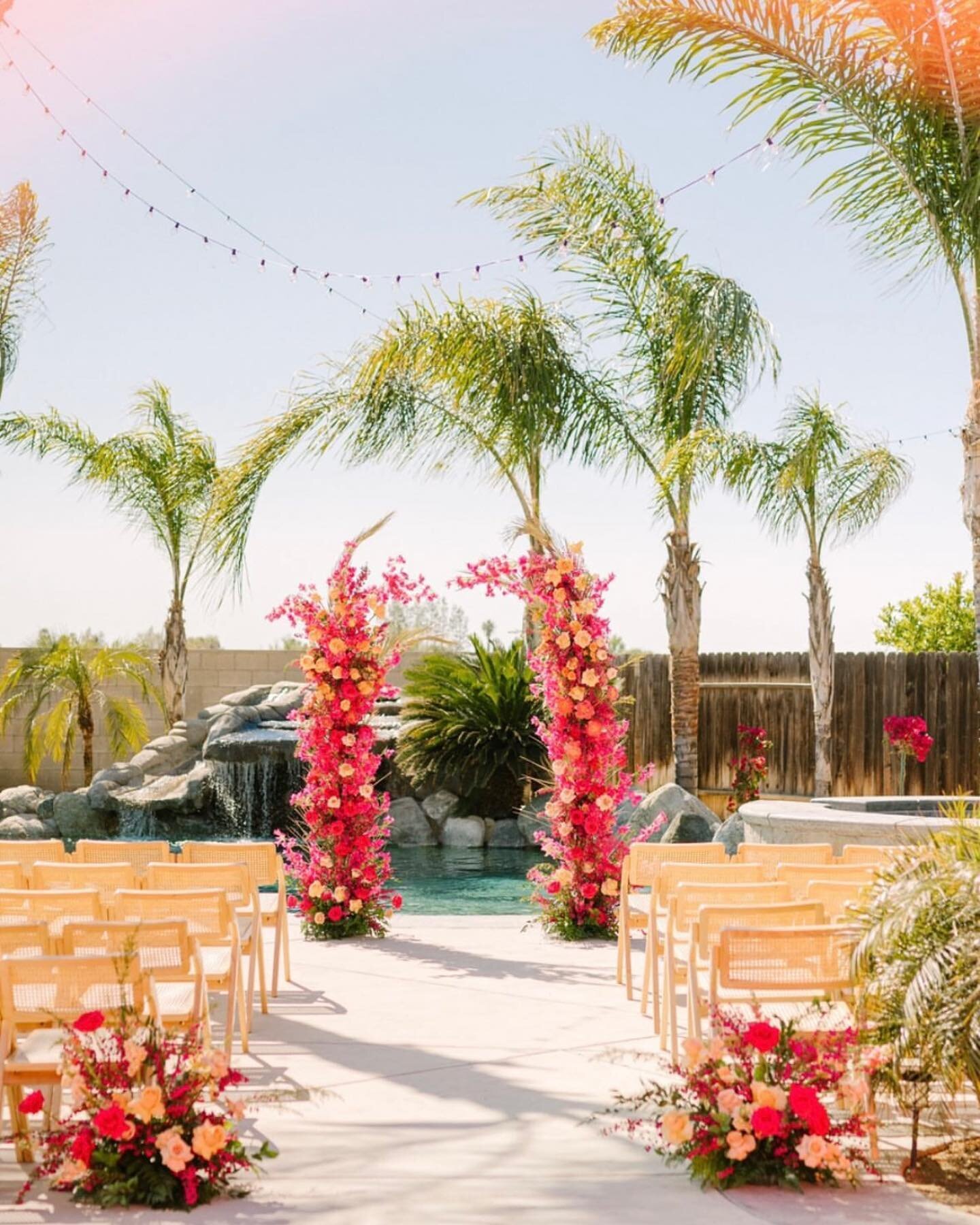 This is your reminder&mdash;if you love bright and bold colors use them at your wedding!! 

@lattalovefloraldesign made pure MAGIC for @sadiemakphotos big day ✨🤩 &amp; @marycostaphoto captured it all beautifully! 🥹✨

✨SPOTTED✨ Archer Dining Tables,