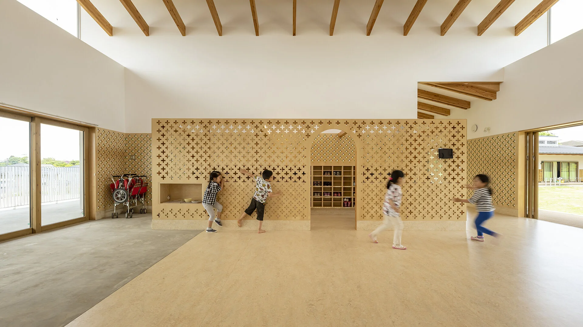  千葉県我孫子市にある双葉保育園の内装のデザインである。  幼児たちは大人が想像する以上に感性豊かで、日々多くのことを学び、感じとっている。保育園は感性を育む大切な時期に日々を過ごす空間である。今回の計画では「成長に合わせて思い出に変化を与える保育園」をコンセプトに、視点によってモノゴトの見え方・感覚が変化することを直感的に学べる空間を提案した。  壁面に設置された、葉っぱを連想させる穴からは、4色の色が見えてくる。見る方向や高さによって異なる色が重なり合い、さまざまな表情が現れ、記憶に残るよう