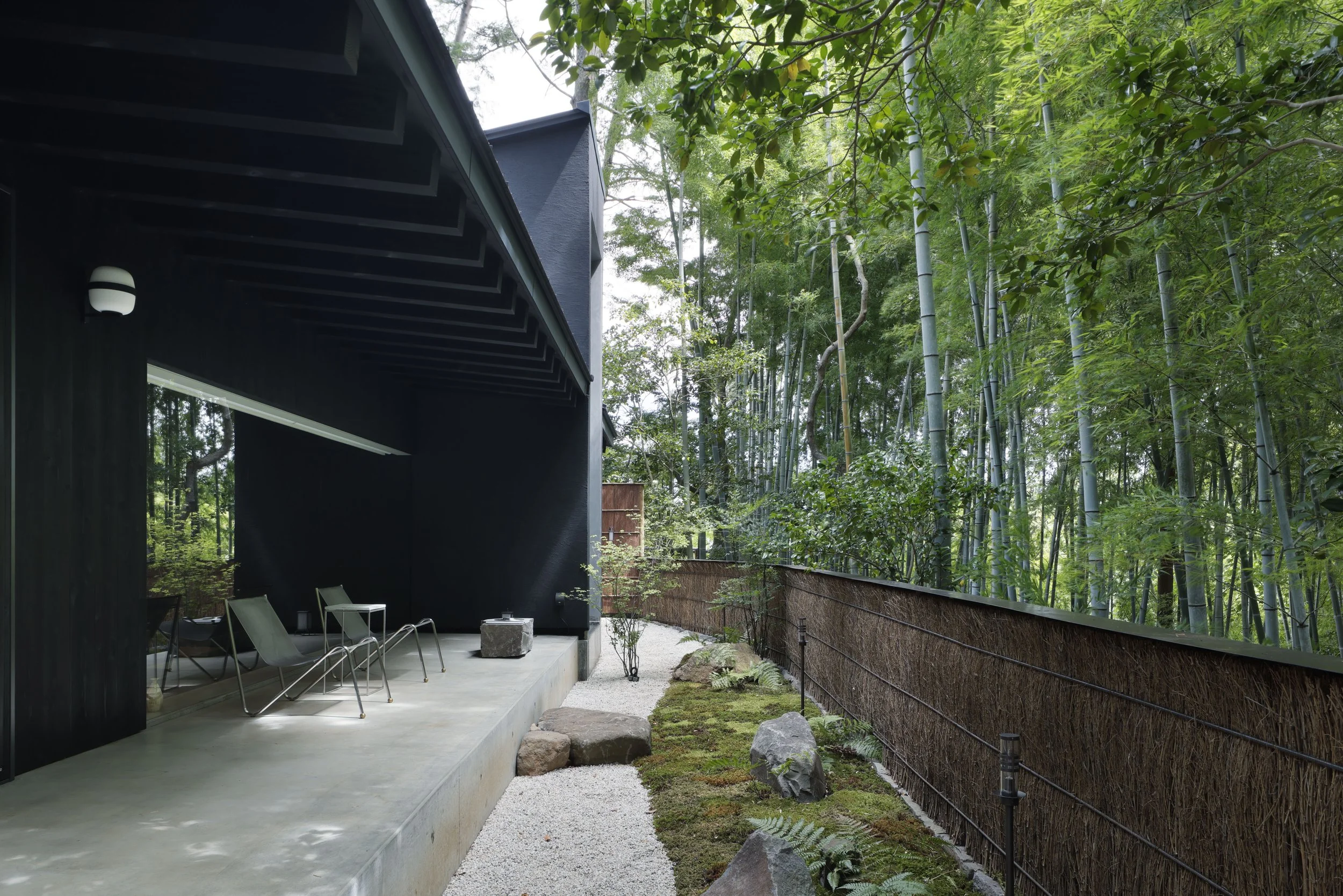  Set in the hills away from the bustle of Atami, this private hot spring retreat is surrounded by bamboo and the sound of a nearby stream, welcoming one group at a time.  The sequence from the entrance to the open-air bath embraces the view of bamboo