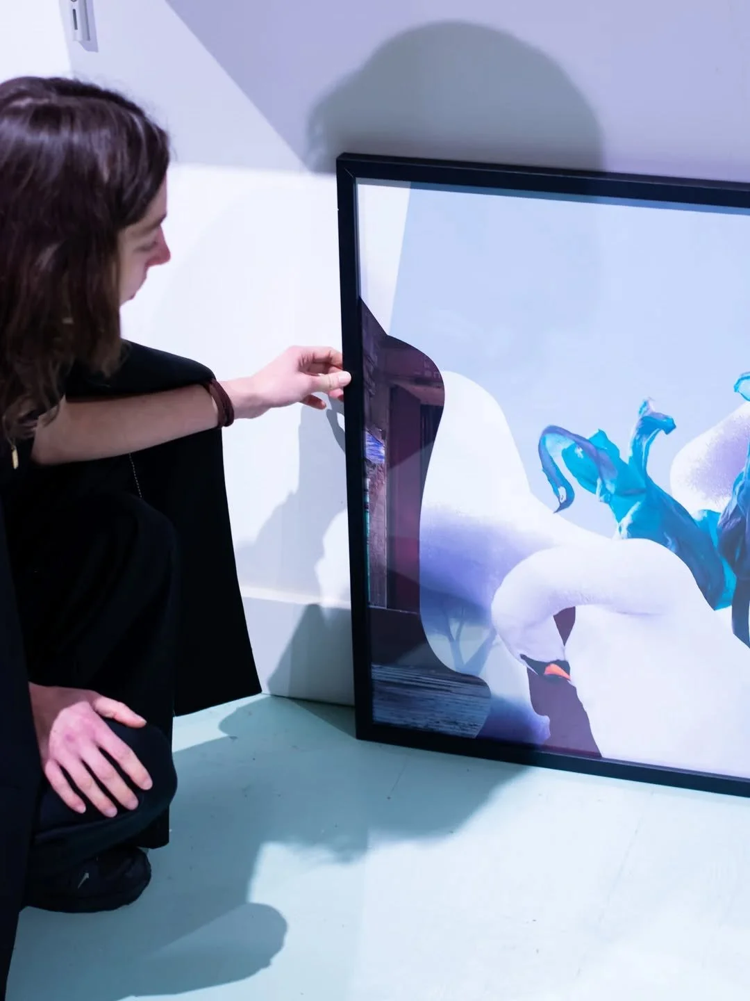 Curiosity is something that pushes me forward every single day. And tomorrow, what will it bring? New ideas, new meetings or something else? 🦢

Visual work 'Tender is the moment'. Digital media 

#artforhome #artworkforsale #artcurators #uniqueart #