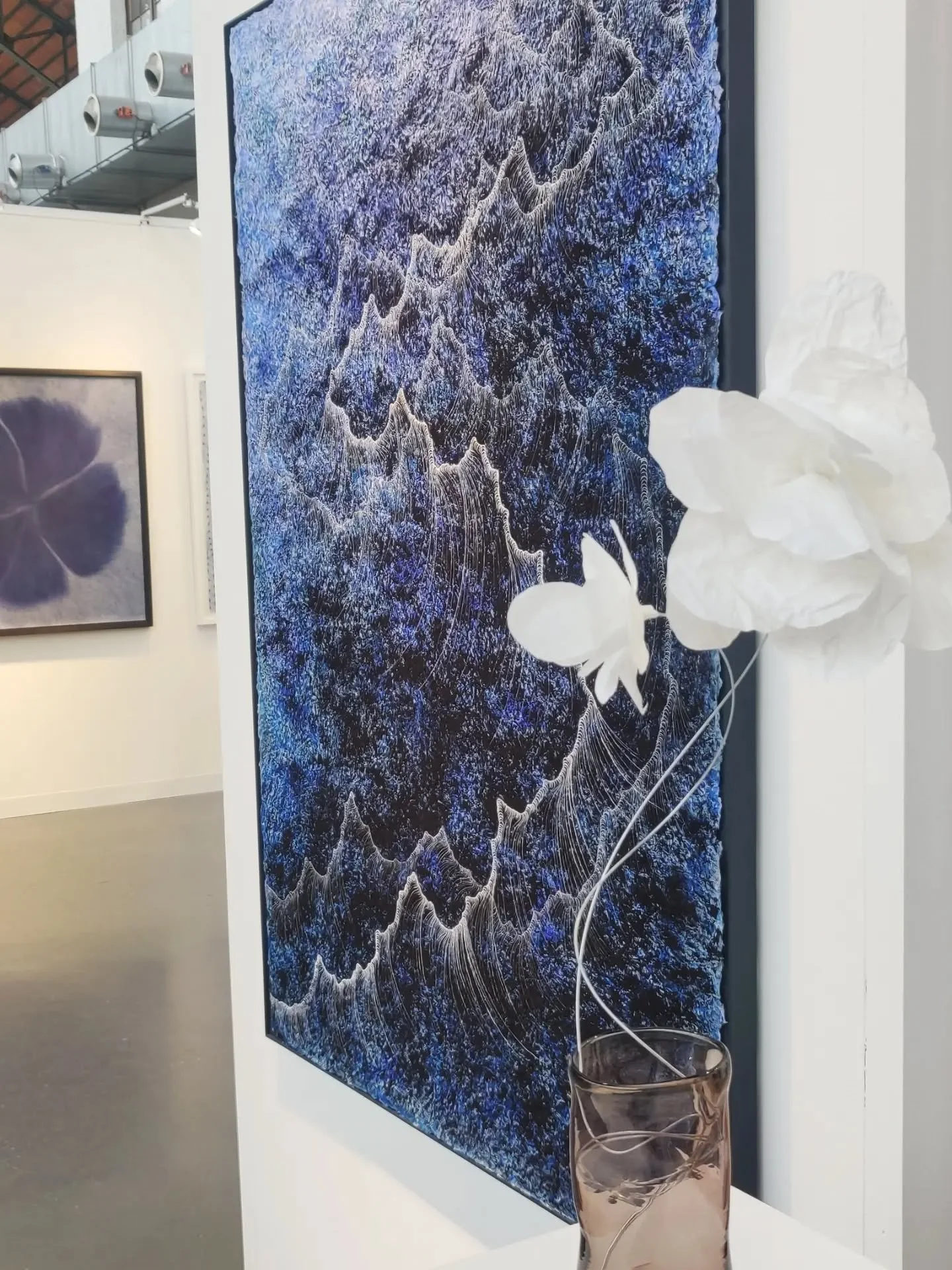 Weekend inspiration art fair @artonpaperbrussels. It was interesting to meet artists and ask about their projects, ideas behind it. Loved those paper flowers that brought a special touch to each exhibitor place 🤍➰ 

#art #artcurators #artfair #artin