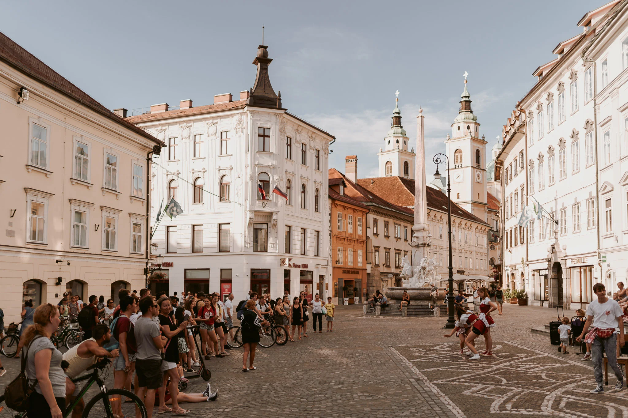 20190701-ONI-Ada-Kogovsek-Plesni-svet-Kazina-Ulicna-predstava-Ljubljana-48.jpg