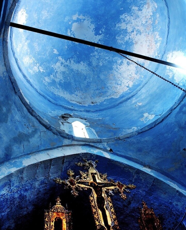 Greek skies. Greek domes&hellip; ⁠
⁠The expansive vaulted ceiling is washed in a breathtaking cornflower blue that reminds of heavenly sky and sea. Glancing up, I feel a peacefulness, a timelessness and a supreme sense of wellbeing. ⁠
⁠
⁠
⁠
#tinamari