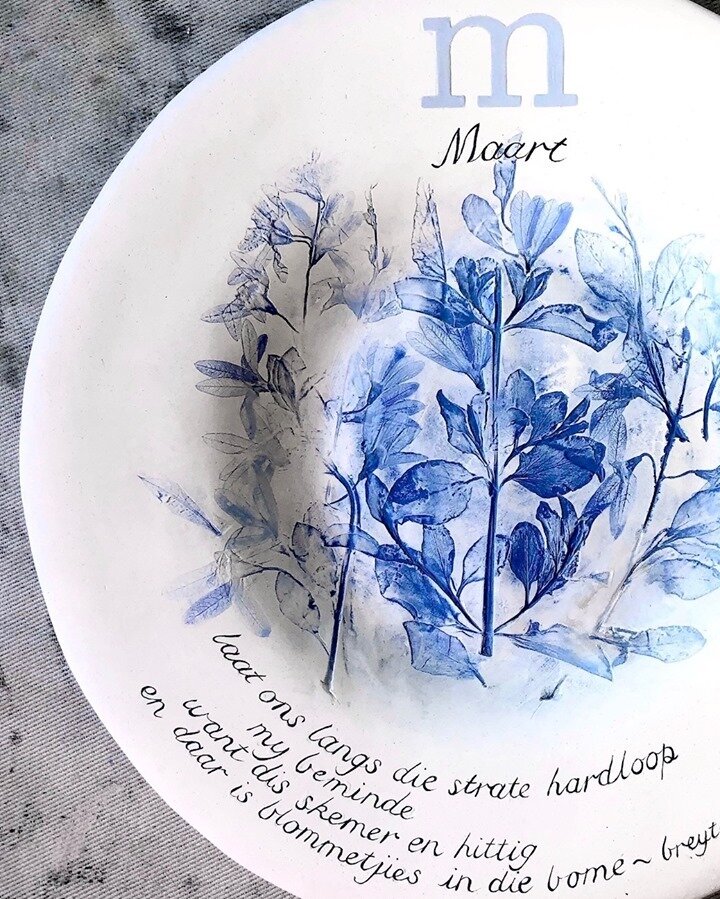 For a MARCH plate I wanted a verse that evoked the heat of mid summer and found 'liggaamsoefeninge' by Breyten Breytenbach. The poet references summer blooms and jubilant long, hot summer evenings.⁠
⁠
'laat ons langs die strate hardloop ⁠
my beminde 