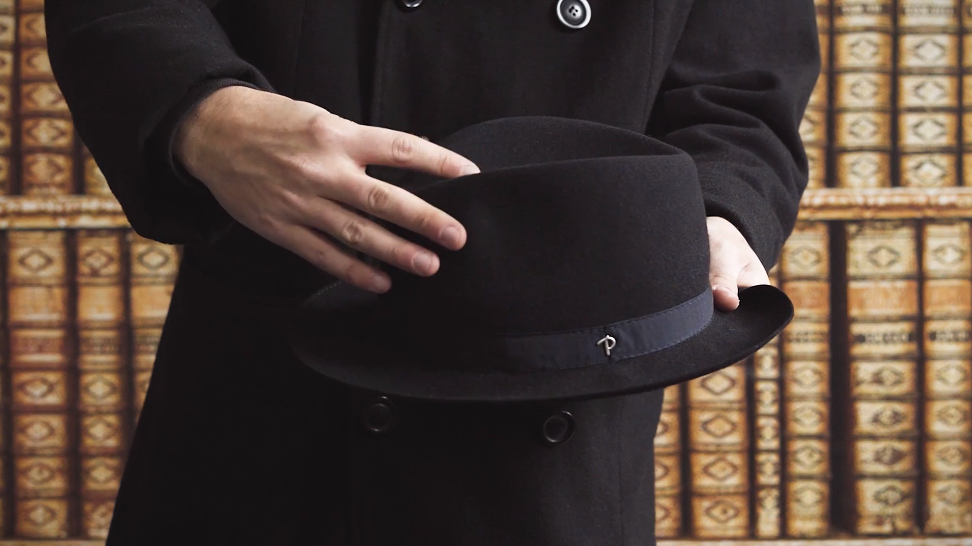 Sombrero plegable negro.