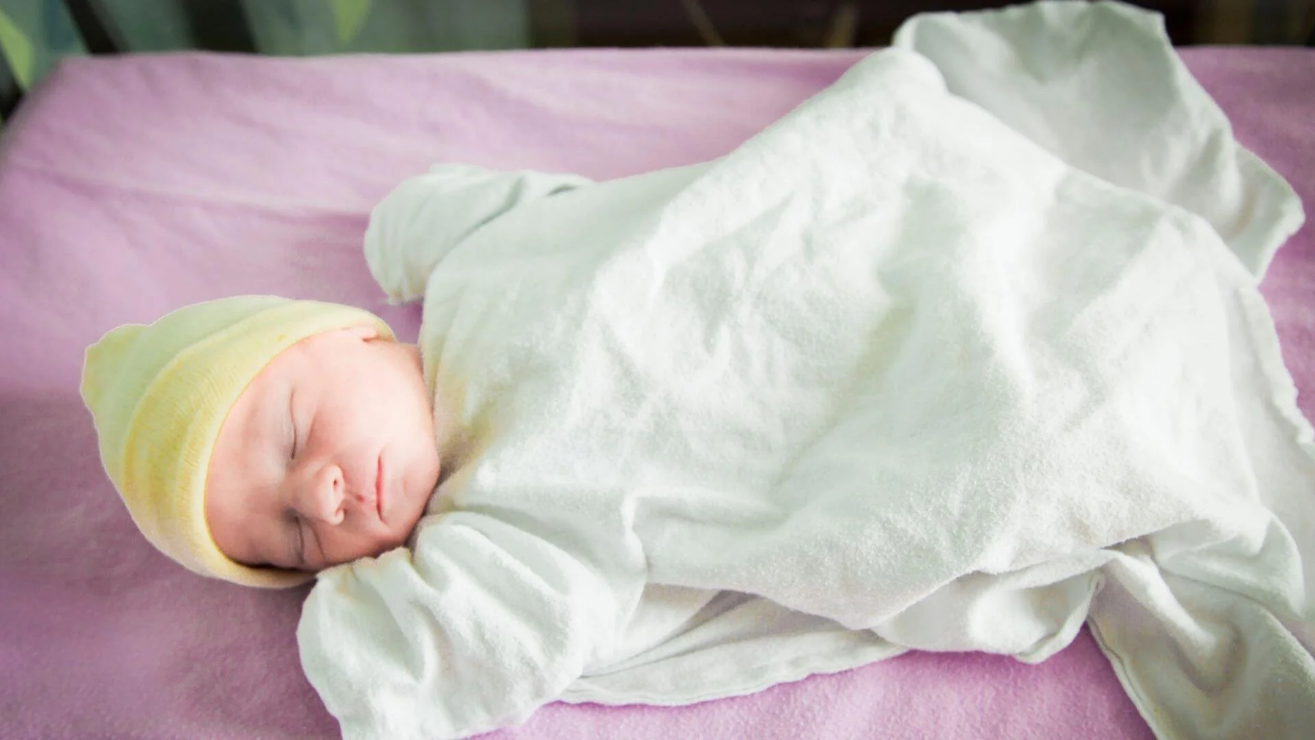 How An Overnight Doula Helps Establish A Newborn Sleep Routine
