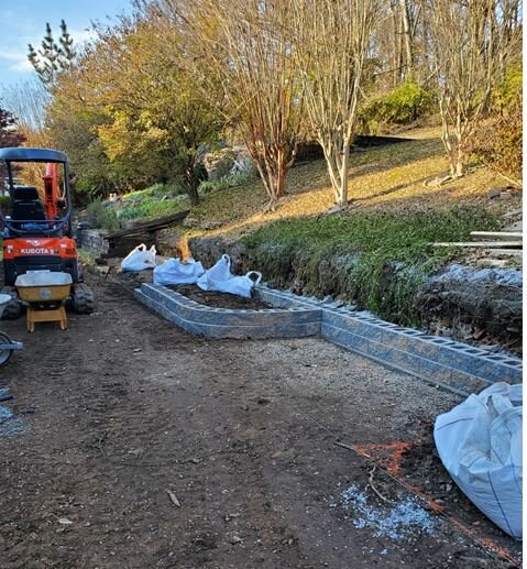 retaining wall with planters2.JPG