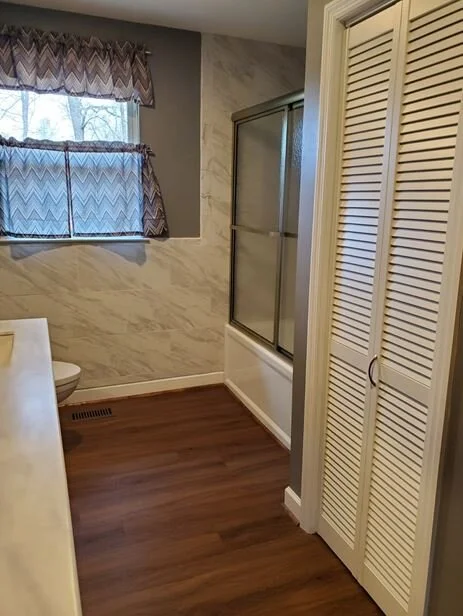 showerdoor.closet.JPG