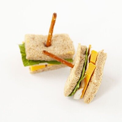 SANDWICH ON A STICK: Make lunchtime fun with this finger-friendly twist on an old classic 🥪😋 It&rsquo;s as easy as 1, 2, 3: 
Step 1️⃣: Cut up cubes of bread 🍞, cheese 🧀 and lunch meat 🥩
Step 2️⃣: Slide the cubes onto a skewer with your child&rsq