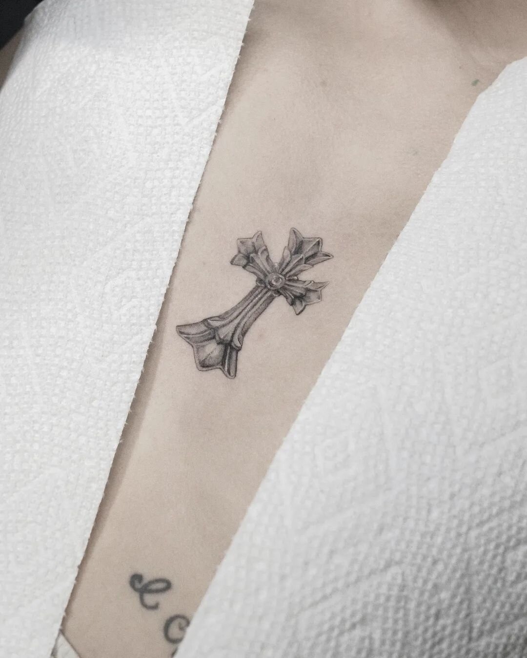 Sternum cross 🐡
&middot;
&middot;
&middot;
&middot;
#finelinetattoo #chromehearts #tattoos #illustration #tattoo #vintageaesthetic #microtattoo #blackwork #minnesotaartist #minneapolis