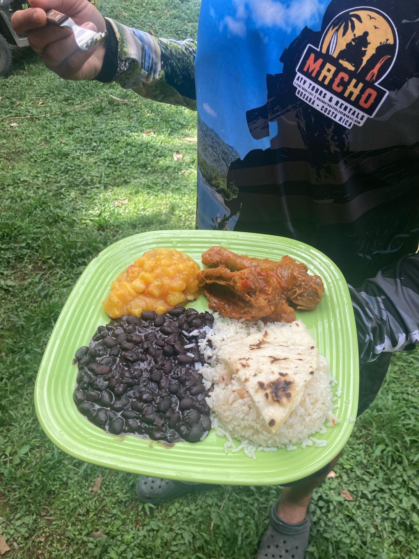 Scenes from last week at Finca Kiwi &mdash; great people, fresh flavors, pura vida.
Thanks @machoatvrentals for visiting! 🌿🥥

#slowfood #nosara #costarica