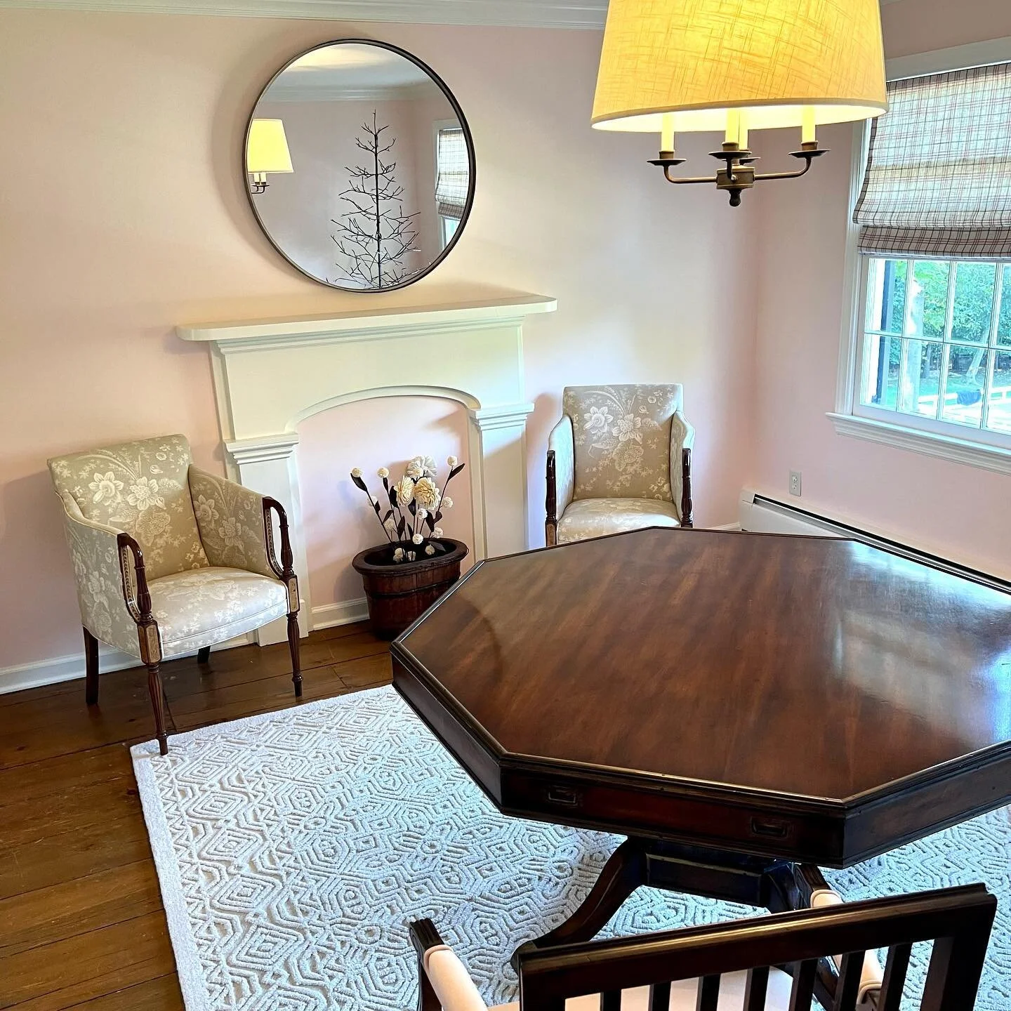 🎀 Pretty in Pink 🎀 
an empty room can easily be converted into a cozy office space with the addition of detail and a subtle pop of color 🤍
#interiordesigns #prettyandpink #homeoffice #homedesign #interiorspaces #mantledecor #mirrordecor