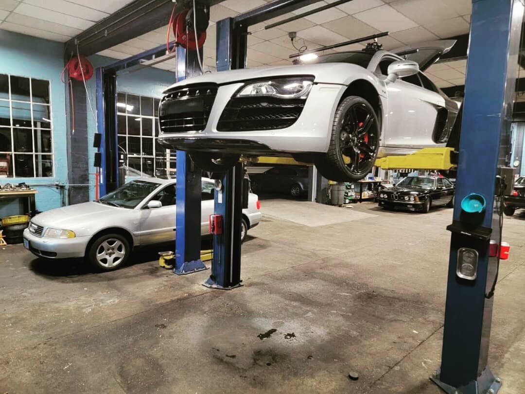 This 2012 Audi R8 came in for routine maintenance in preparation for a road trip. We love the idea of road-tripping in this beast!
.
#munichmotorworks #audir8 #audimechanic #auditech #audisofinstagram #audilovers #audidaily #audifamily #audilifestyle