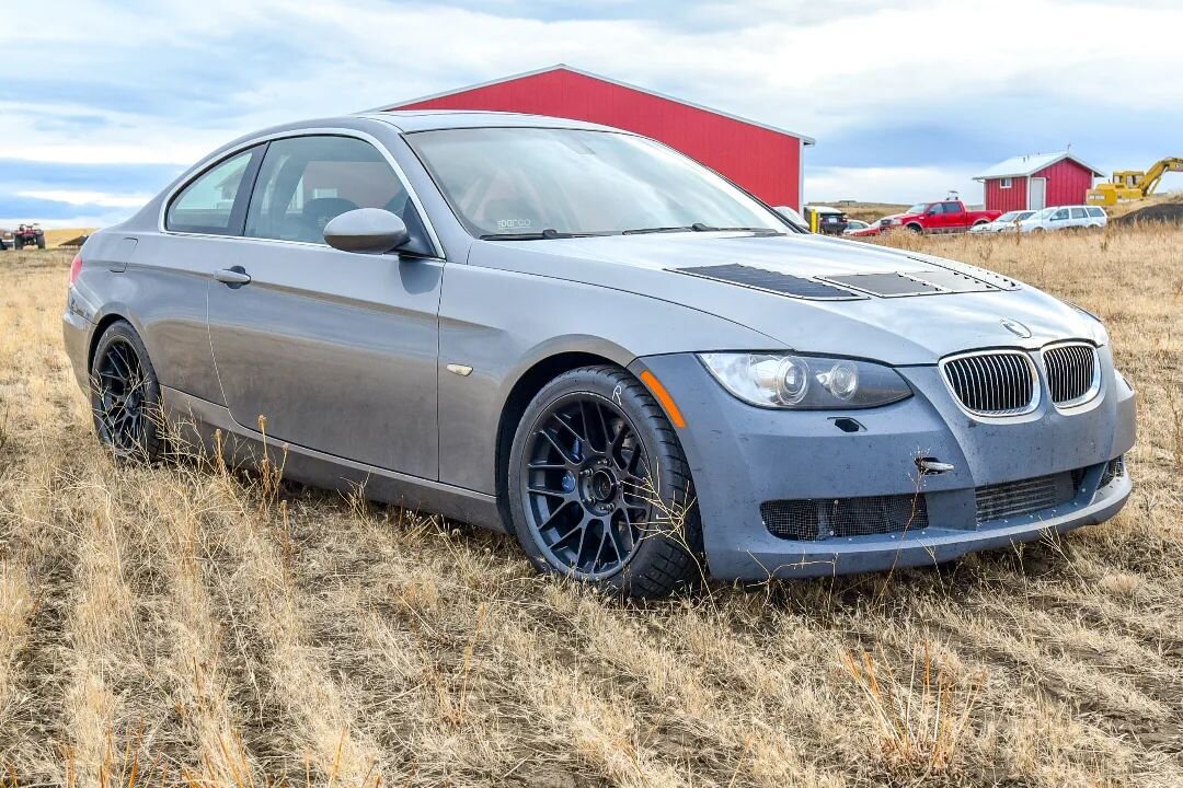 This e92 coupe track car is part of our current sales inventory. Racing season is almost here... are you ready? Click the link in our bio for more info.
.
#munichmotorworks #bmw #bimmernation #bimmerlife #e92 #e92trackcar #tracktoys #bmwheaven #bmwlo