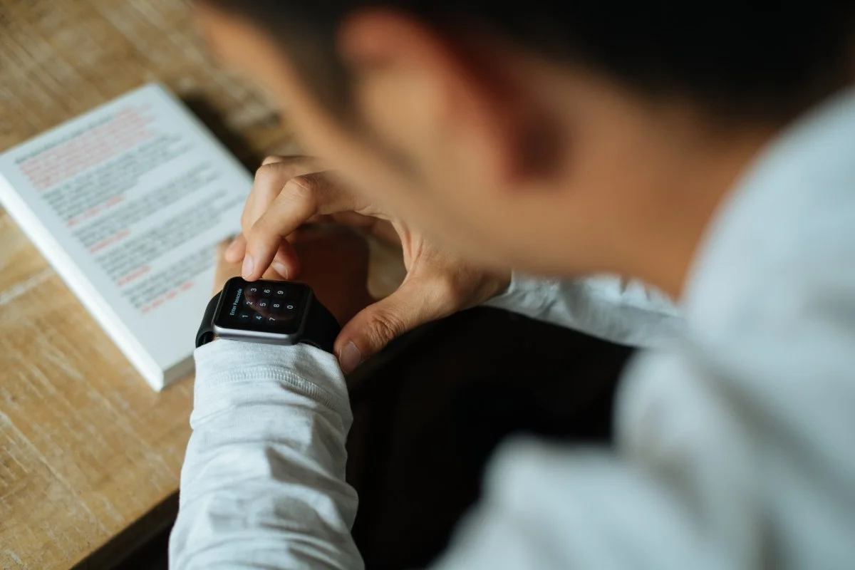 The invisible time of applications