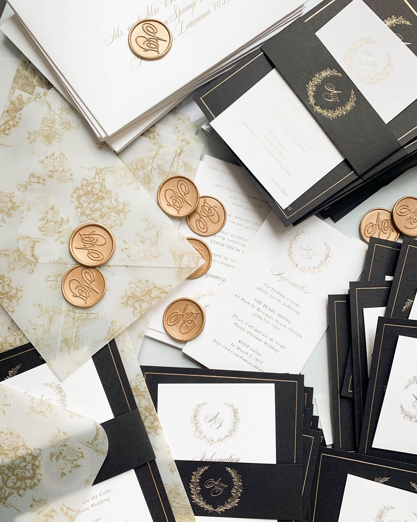 Some combinations are just timeless!
The contrast of black and gold always goes so well together.
We've paired these with Gold Wax Seals and Vellum Envelopes with a golden pattern for an effortlessly stunning look.