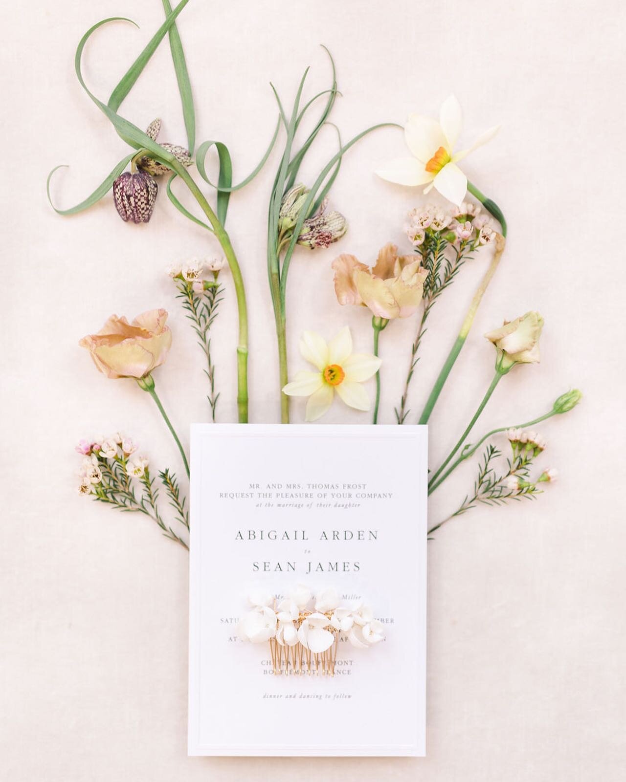 Summer vibes right here! Thank you @annettzollfeldt_fotografie for this fabulous photo of our stationery.⁣
⁣
Photo: @annettzollfeldt_fotografie⁣
Stationery: @letteringbygrg⁣
Bridal fashion &amp; shoes: @blushandbleu (Pants suit⁣
@alma_novia // dress 