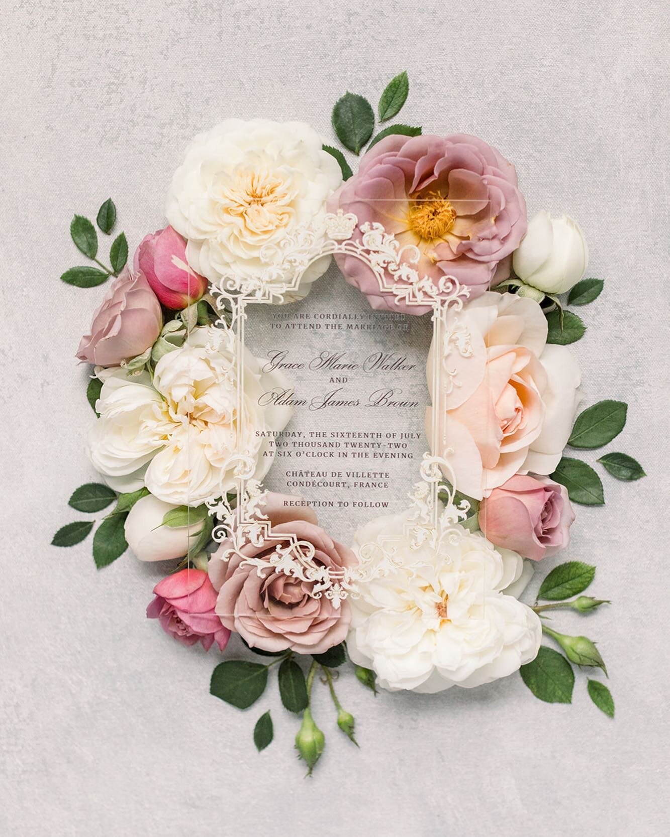 All the Summer feelings with @keowallace! 
Just how amazing is this flower arrangement that has been both styled and photographed by Keo? She is a master of layouts and composition!

Wedding Stationery: @letteringbygrg⁣