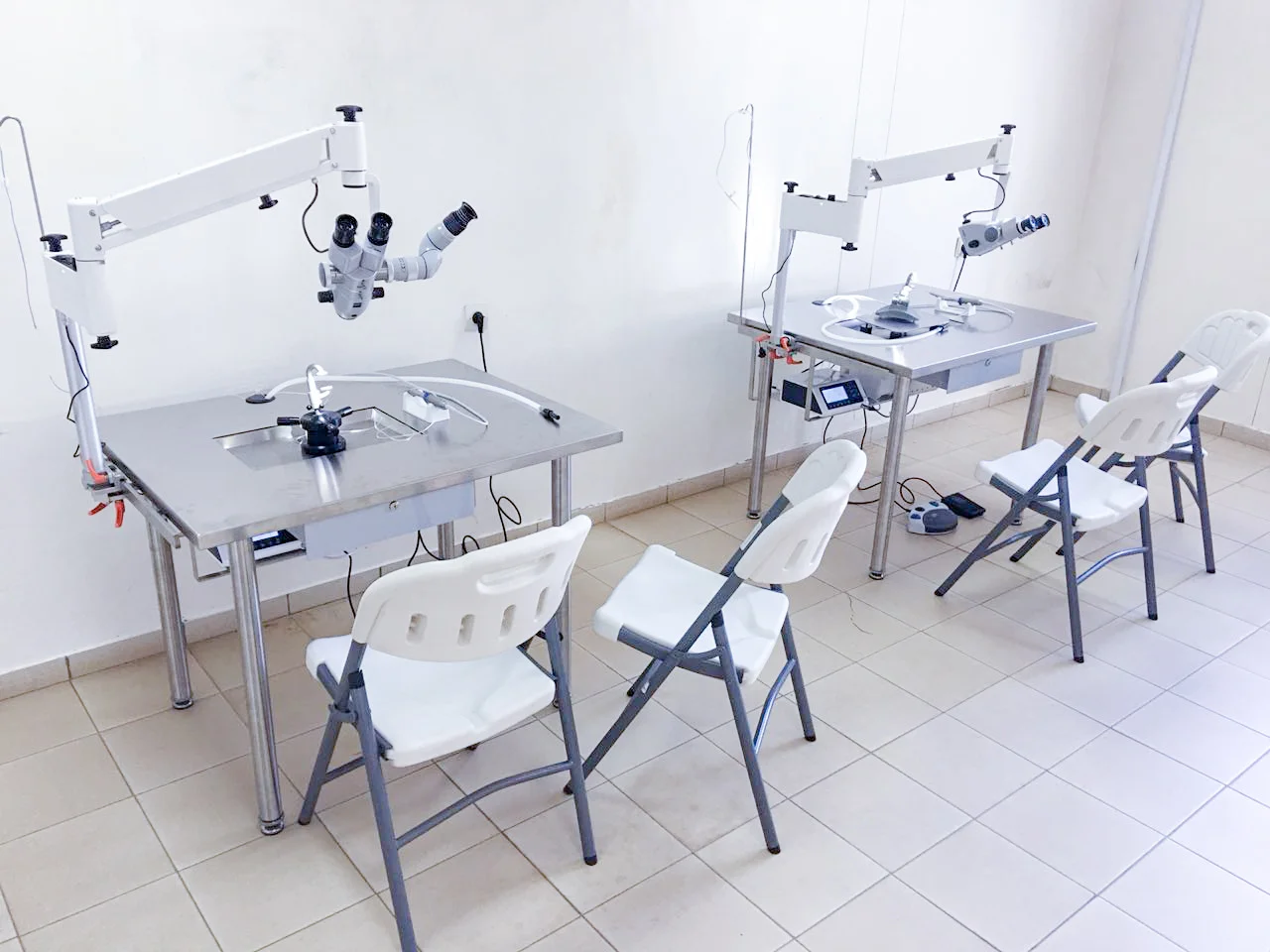 Sieben Mikroskope in Ruanda