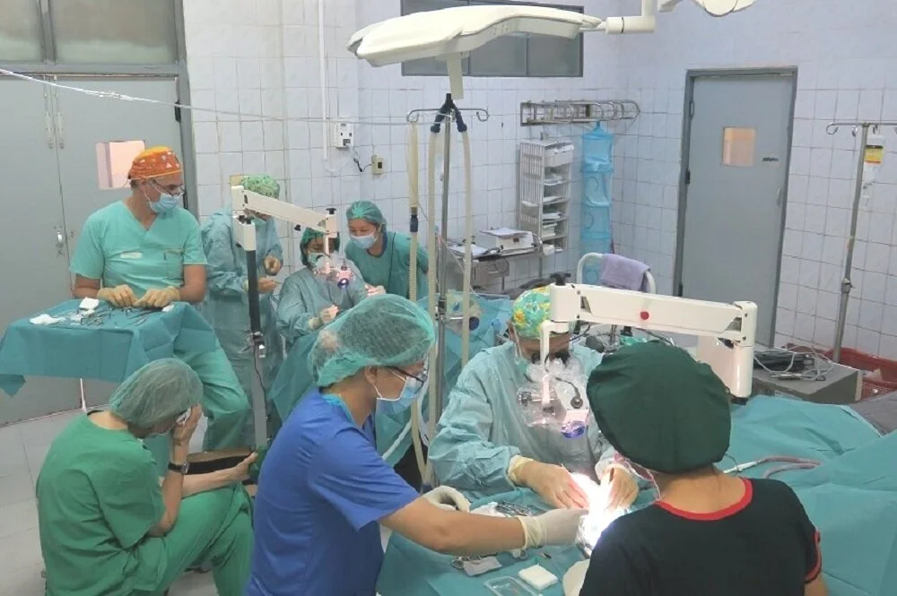 The surgical microscope in the luggage