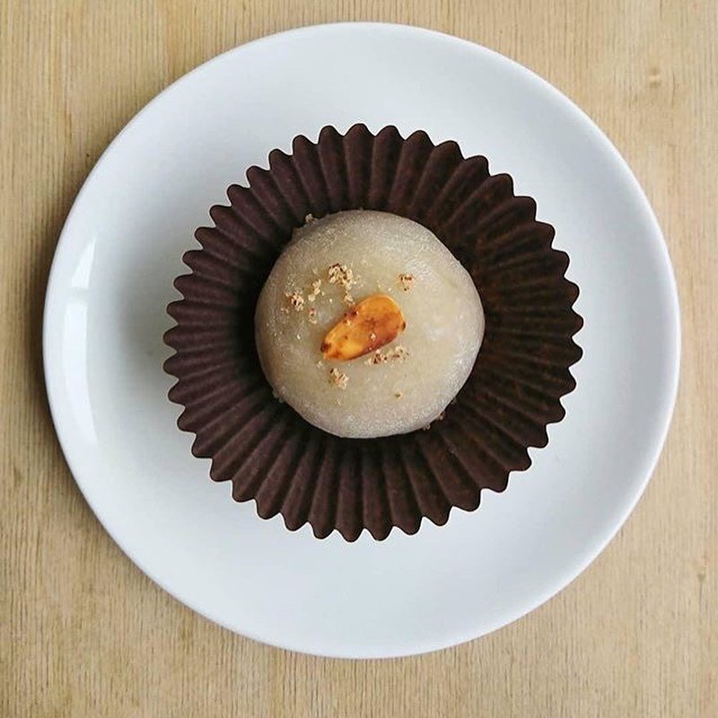 We only have a few left of this weeks tiny treats by @cloudywaaa ! Toasted Almond Mochi and Brown Sugar Peanut Mochi 🤤 both are vegan and gluten free