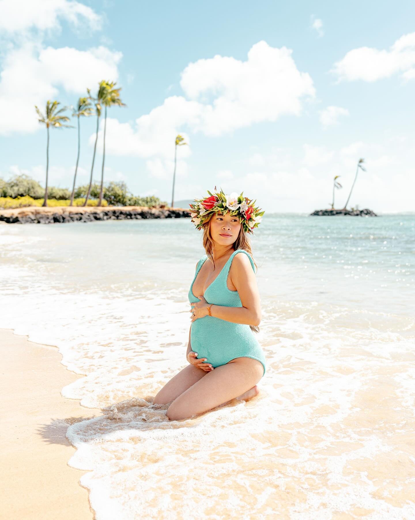 &bull;HAKU LEI&bull; 🌺
.
.
📷 @henryliphotography 
.
.
#hakulei #lei #aloha #mahalo #waikiki #oahu #honolulu #hawaii #ohana #babymoon #maternity #maternityphotography #maternityshoot #hawaiiphotographer #hawaiiphotography #hawaiiphoto #photoshoot #o