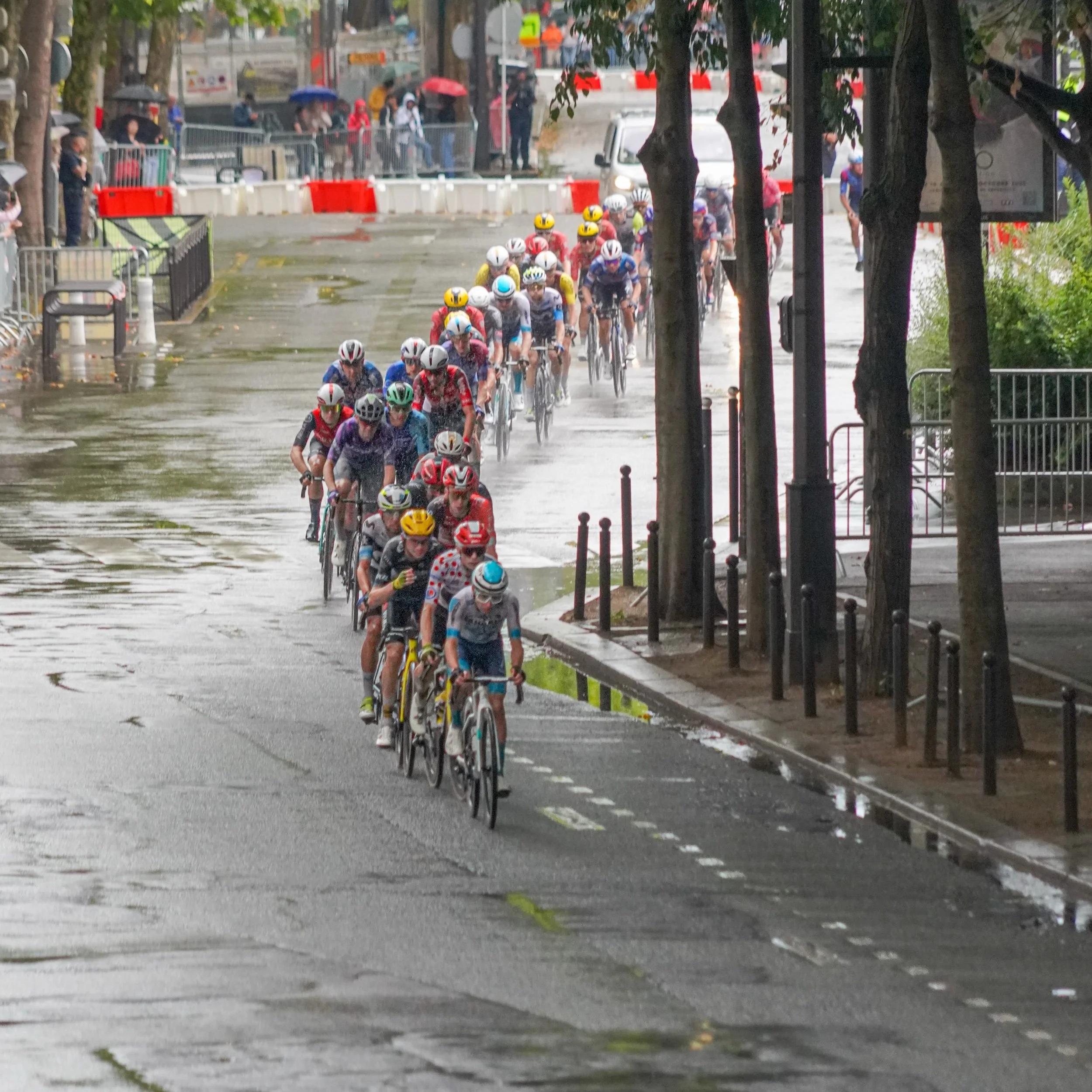  Wet riders on blvd des Batignolles 