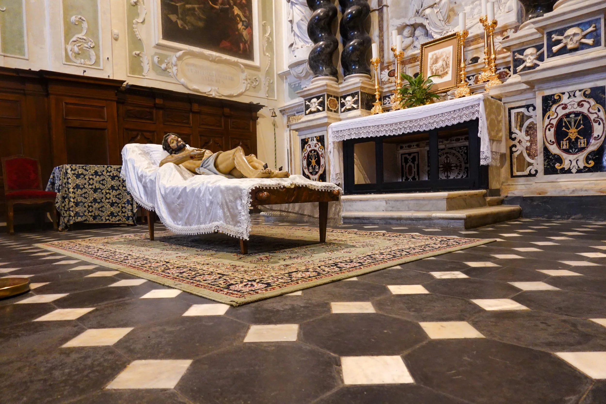 Oratorio della confraternita dei Neri, “ mortis et orationis” (death and prayer) Death is represented by skulls and crossbones Ventimiglia