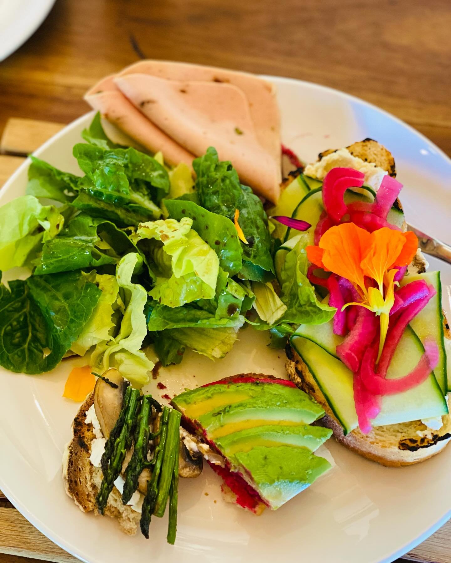 The food has just been spectacular!!! Clean , biodynamic farming! Fresh, colorful, flavorful and really just very inspirational! The chef @kwendalo_sa is amazing and so incredibly creative with flavor, texture and taste! An absolute delight to be abl