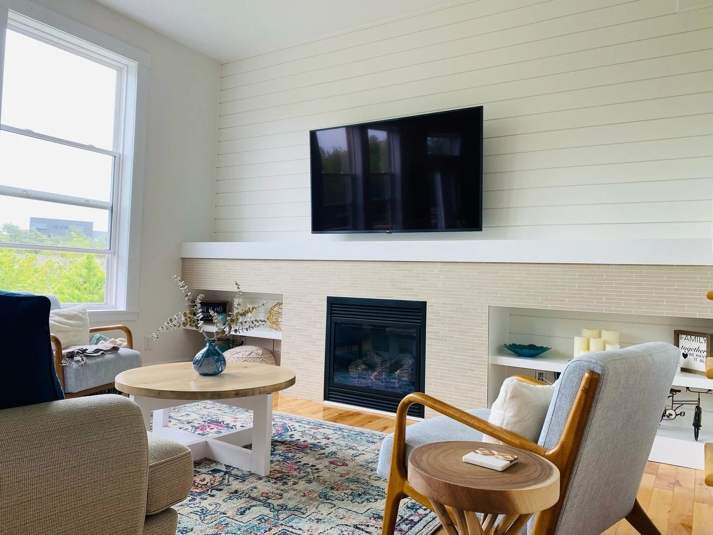 Wouldn&rsquo;t mind watching TV here ☺️ love our clients&rsquo; choice of accent wall!