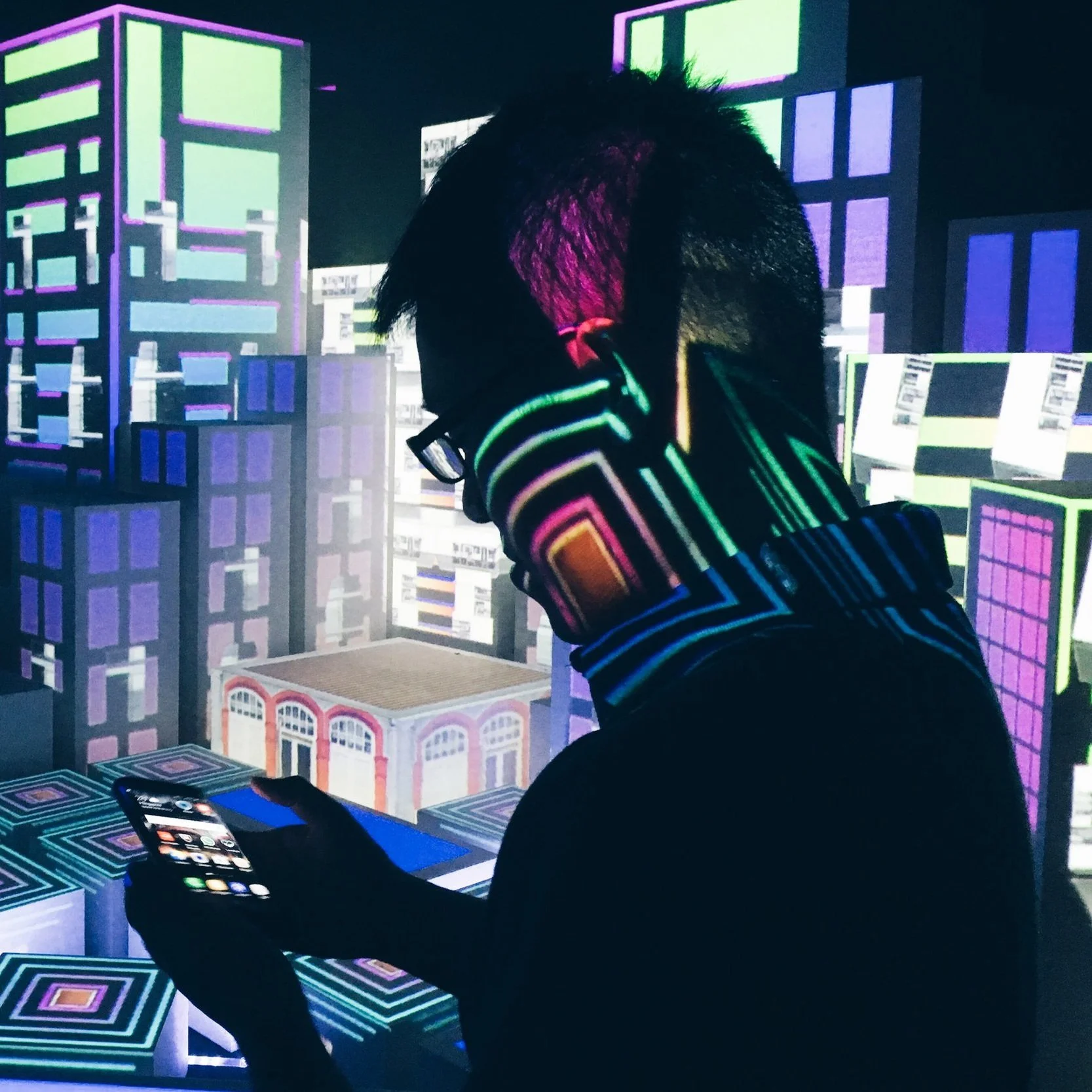 Recruiting Collective Intelligence to Level Art World Stratification