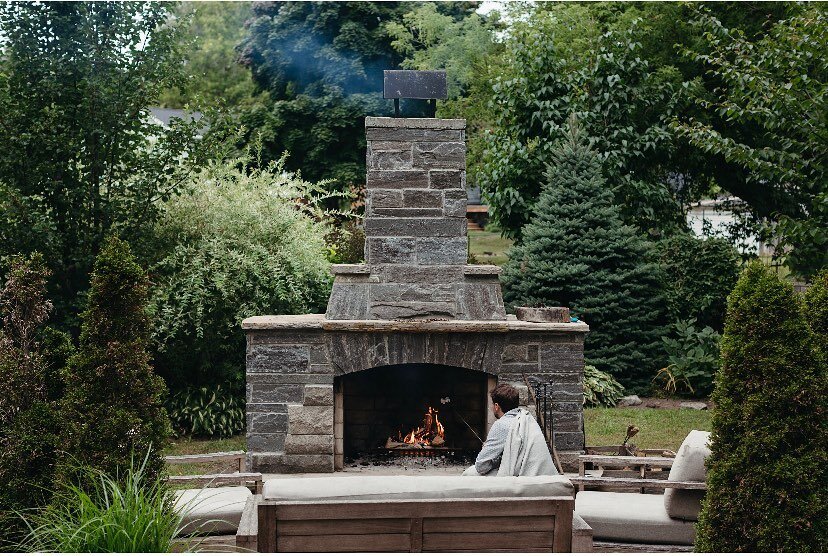 Cozy up by the outdoor fireplace in the evening under the stars. 
.
 📸 @dayswithdeunk